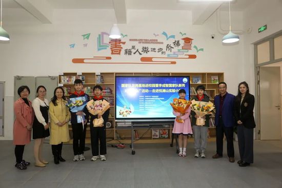 萧常坤面红耳赤的说：你这人怎么这样？韩美晴怎么就是狐狸精了？当年我跟韩美晴处对象处的好好的，是你把我灌醉了，跟我发生了关系，完事还跑去跟韩美晴第三者插足，你才是狐狸精好不好？马岚气急败坏的说：我是狐狸精？我他妈孩子都给你生了，我是狐狸精？萧常坤也是火冒三丈，脱口道：你就是狐狸精。